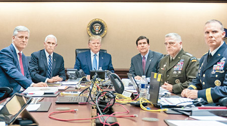 特朗普（左三）與多名高官見證美軍抓捕行動。（美聯社圖片）