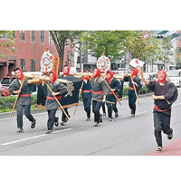 參加者列隊經過市內街道。