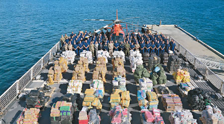 海岸防衞隊展示繳獲的毒品。