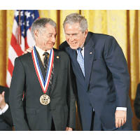 克萊因羅克（左）曾獲美國前總統小布殊（右）頒科學獎章。