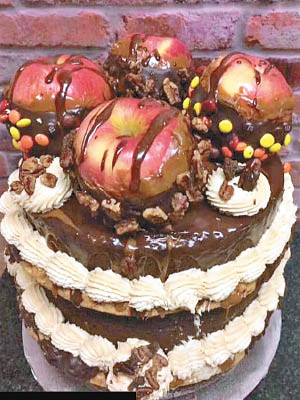 蛋糕上放滿多個完整的蘋果，令人無從入口。
