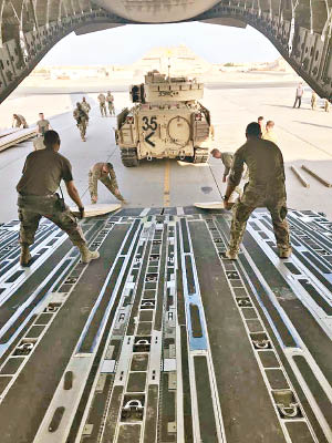 美軍士兵準備把M2A2裝甲步兵戰車裝載至運輸機內。