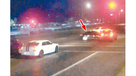 比瓦爾的汽車（箭嘴示）從左邊撞向超速汽車。