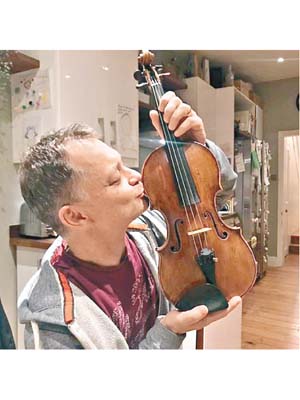 莫里斯的古董小提琴失而復得。