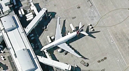 客機最終在悉尼國際機場降落。（電視畫面）