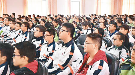 北京青少年近視率高企。（互聯網圖片）