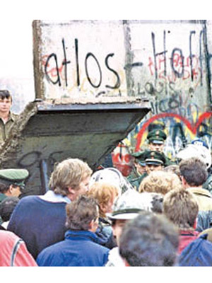 民眾當年合力拆除柏林圍牆。