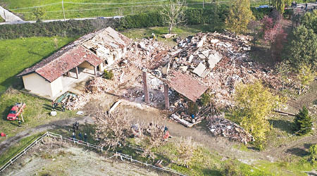 農舍爆炸後變成廢墟。（美聯社圖片）