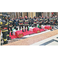 殉職消防員舉殯。