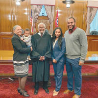 拉馬爾（右二）在師傅及家人見證下正式成為律師。