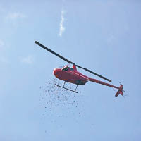直升機撒「紅花和利是雨」。（互聯網圖片）
