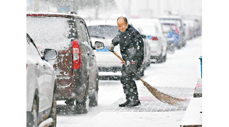 當地的路政人員掃雪清路。（互聯網圖片）