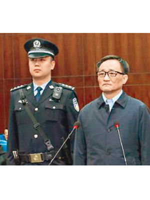 吳湞（右）被判入獄十六年。
