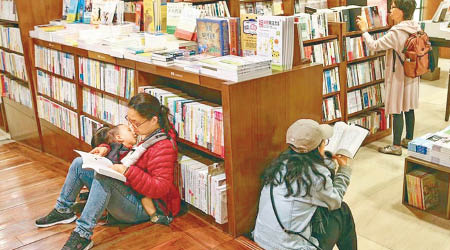 在誠品通宵書店打發時間，已成為台灣人的集體回憶。