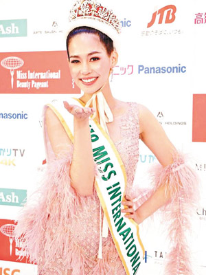 詩麗通成泰國第一人奪國際小姐后冠。