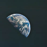 從太陽神十二號拍攝的地球外貌。