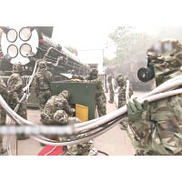解放軍公開影片，顯示操作員為導彈加電。