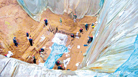 考古團隊對古墓進行挖掘。（互聯網圖片）