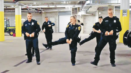 眾警員隨音樂齊齊起舞。