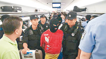 警方押解多名疑犯回國。（互聯網圖片）