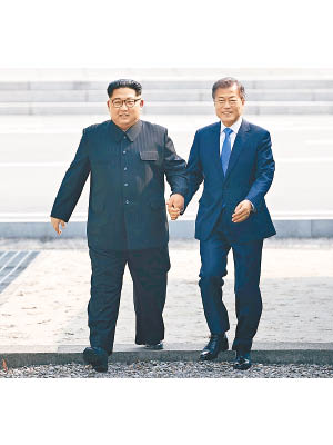 金正恩（左）拒絕應文在寅（右）的邀請，訪問南韓。