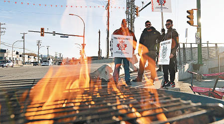 職員舉行罷工。（美聯社圖片）