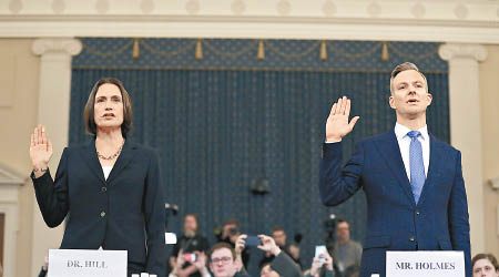 希爾（左）及霍姆斯（右）宣誓作供。（美聯社圖片）