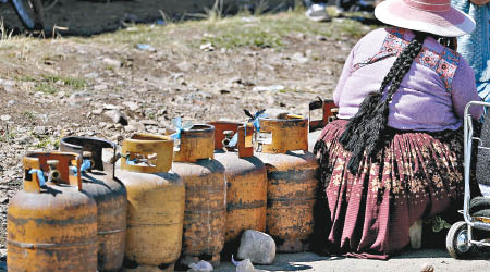 玻利維亞物資不足，民眾排隊買燃氣。（美聯社圖片）