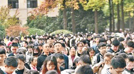 公務員考場外人頭湧湧。（互聯網圖片）