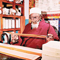 老藏醫在研究醫書。（互聯網圖片）