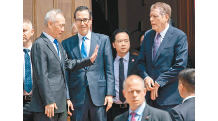 中國國務院副總理劉鶴（左）早前與美國財政部長姆紐欽（左二）、美國貿易代表萊蒂澤（右）會面。