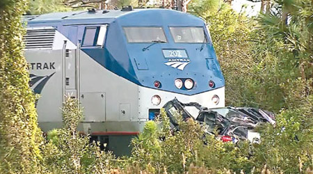 火車撞上私家車，導致車上多人死亡。（電視畫面）