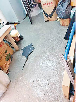 男住客家中地板鋪上一層厚厚的水泥。（互聯網圖片）