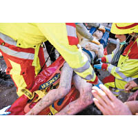 救護人員從瓦礫中救出傷者。