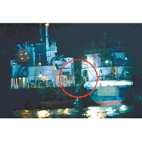 日本海上自衞隊拍到，掛北韓旗貨船（左）疑在上海東面「走私」。