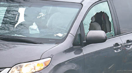 私家車車窗被子彈擊碎。（美聯社圖片）