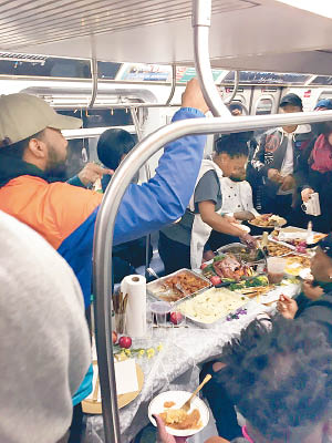 乘客愉快地享受節日大餐。（美聯社圖片）