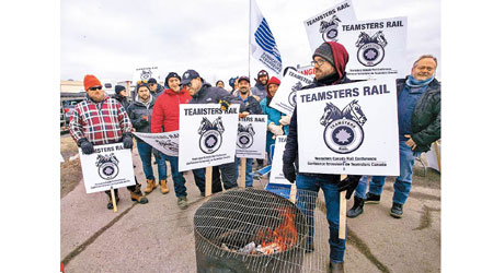 加拿大國家鐵路員工發起罷工。（美聯社圖片）