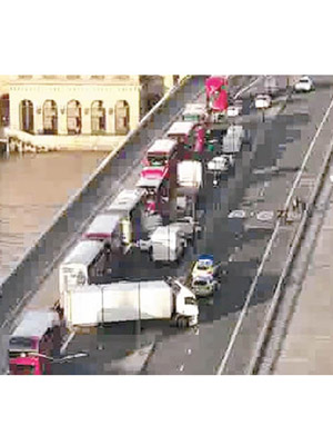 警方封鎖倫敦橋調查。（美聯社圖片）