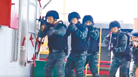 海警人員持槍登船採取行動。