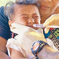 醫護人員為兒童接種疫苗。