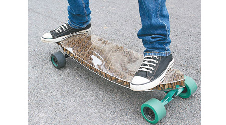 紙皮滑板能承受成年人的重量。
