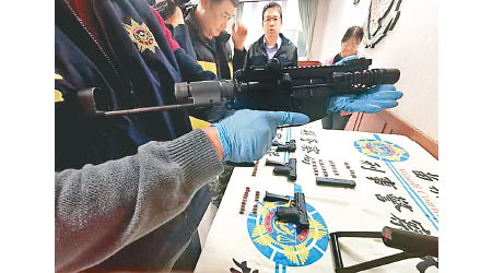 警方查獲槍械，包括美國海豹部隊所用MK-9E衝鋒槍。