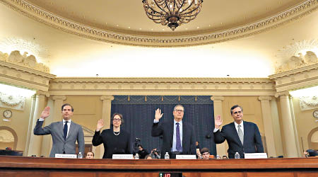 （左起）費爾德曼、卡蘭、格哈特及圖雷為彈劾調查作證。（美聯社圖片）