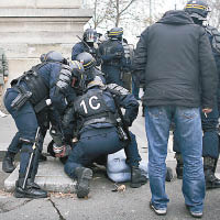 防暴警察制服示威者。（美聯社圖片）