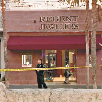 警員封鎖珠寶店調查。