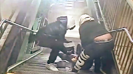 歹徒在地鐵站內行兇。