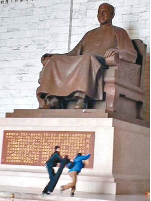 陳峻涵（藍衣者）闖入中正紀念堂，企圖向蔣中正銅像潑漆。