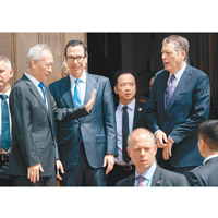 中國國務院副總理劉鶴（左一）曾與姆紐欽（左二）、萊蒂澤（右一）會面。