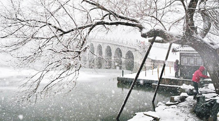 頤和園白雪紛飛，美不勝收。